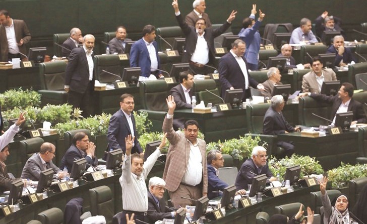  نواب البرلمان الايراني يشيرون الى عدم اقتناعهم بردود الرئيس روحاني على أربعة محاور من الاستحواب امس		(ا.ف.پ) ﻿