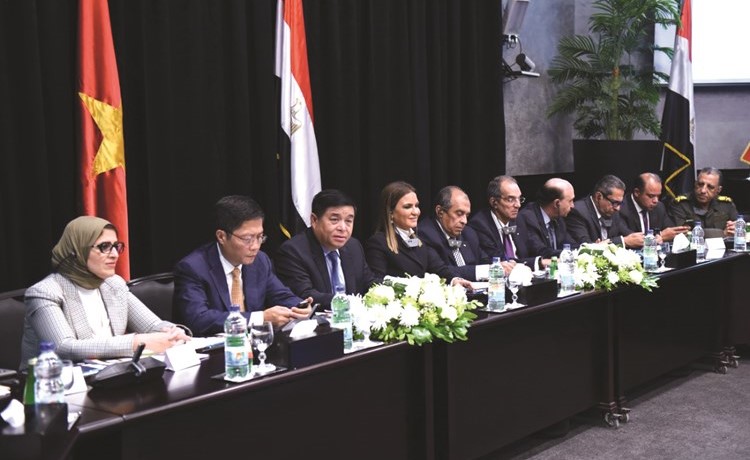 وزيرة الاستثمار والتعاون الدولي د.سحر نصر وعدد من المشاركين في المنتدى المصريالفيتنامي أمس﻿
