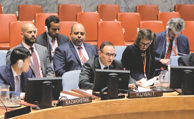 السفير منصور العتيبي خلال الجلسة