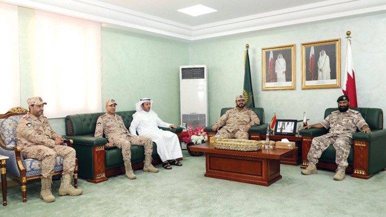آمر سلاح الدفاع الجوي العميد الركن عادل الحافظ خلال اجتماعه مع قائد قوات الدفاع الجوي الأميري القطري اللواء الركن طيار حمد الدواي