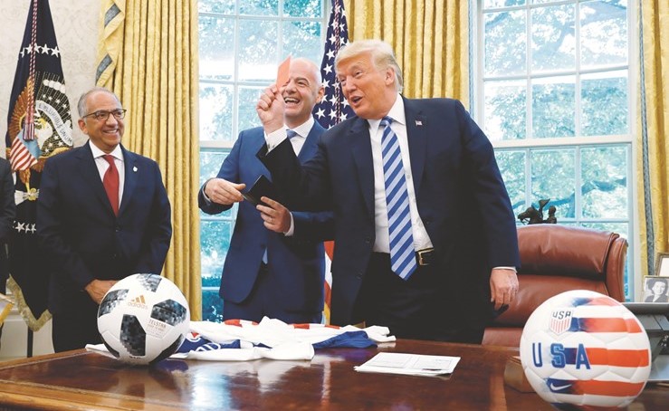 الرئيس الأميركي دونالد ترامب يرفع البطاقة الحمراء بوجه الصحافيين وسط ضحكات الموجودين	(رويترز)﻿