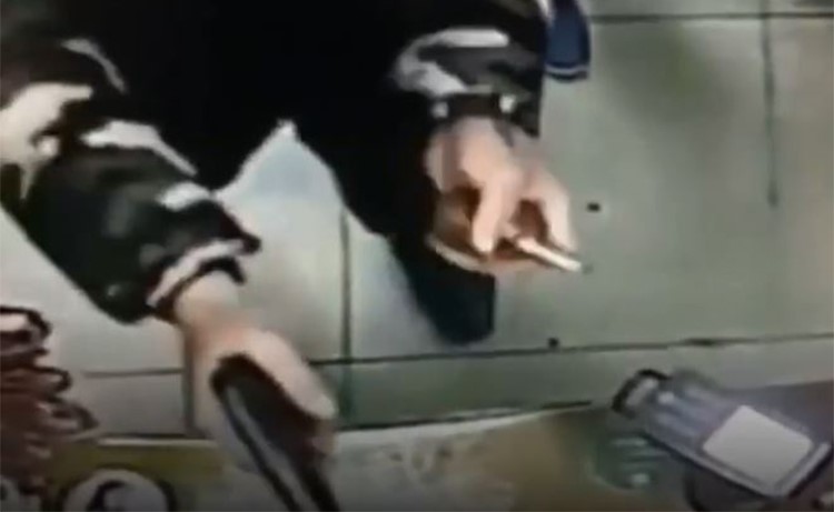 بالفيديو.. لص يحمل مسدسًا وقنبلة يدوية لسرقة متجر والزبائن ينتظرون دورهم