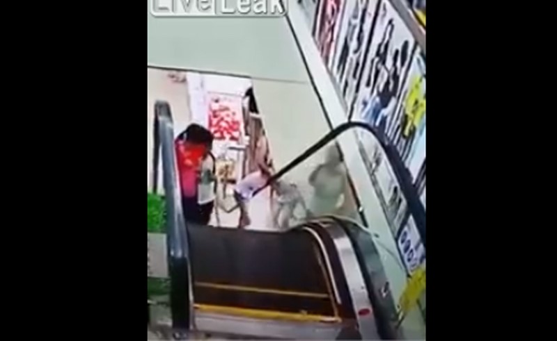 بالفيديو.. امرأة ورجل يرفضان مساعدة طفلة علقت في سلم كهربائي