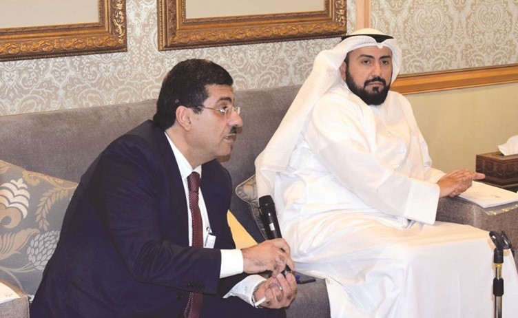 الشيخ د.باسل الصباح ود. مصطفى رضا خلال اللقاء مع رؤساء الأقسام﻿