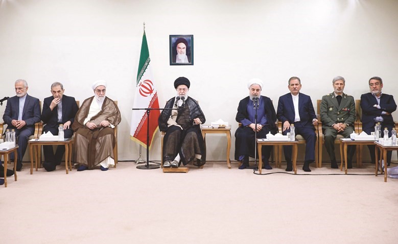 المرشد الاعلى للثورة الايرانية علي خامنئي خلال اجتماعه بالرئيس حسن روحاني وحكومته امس	(أ.ف.پ)﻿