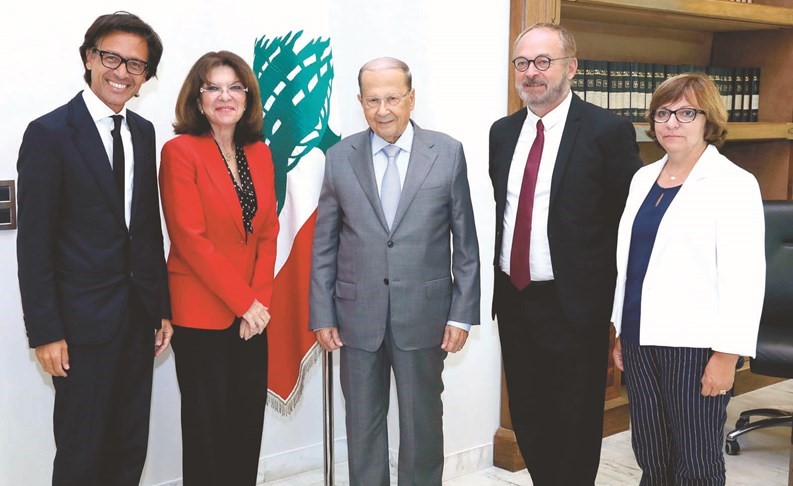 الرئيس العماد ميشال عون خلال استقباله وفد أعضاء مجلس الشيوخ الفرنسي في بعبدا	(محمود الطويل)﻿