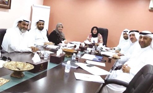 الكندري خلال اجتماعها مع مديري المناطق أمس ﻿