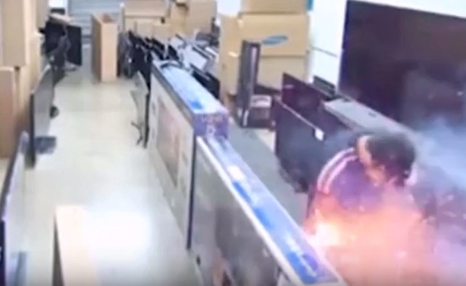 بالفيديو.. لحظة انفجار سيجارة إلكترونية داخل جيب رجل