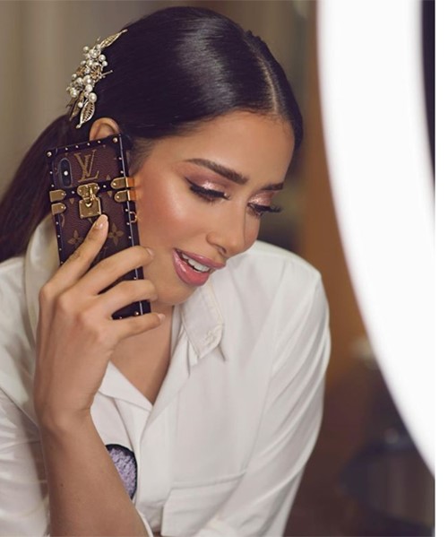 بالصور.. غطاء هاتف بلقيس يحدث ضجة بسبب سعره