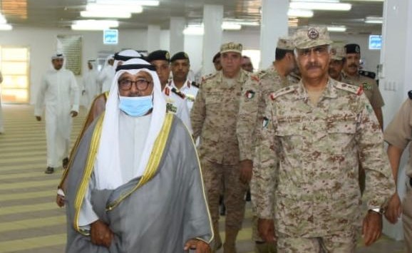 الشيخ ناصر صباح الأحمد والفريق الركن محمد الخضر وكبار القيادات العسكرية خلال مراسم العزاء﻿