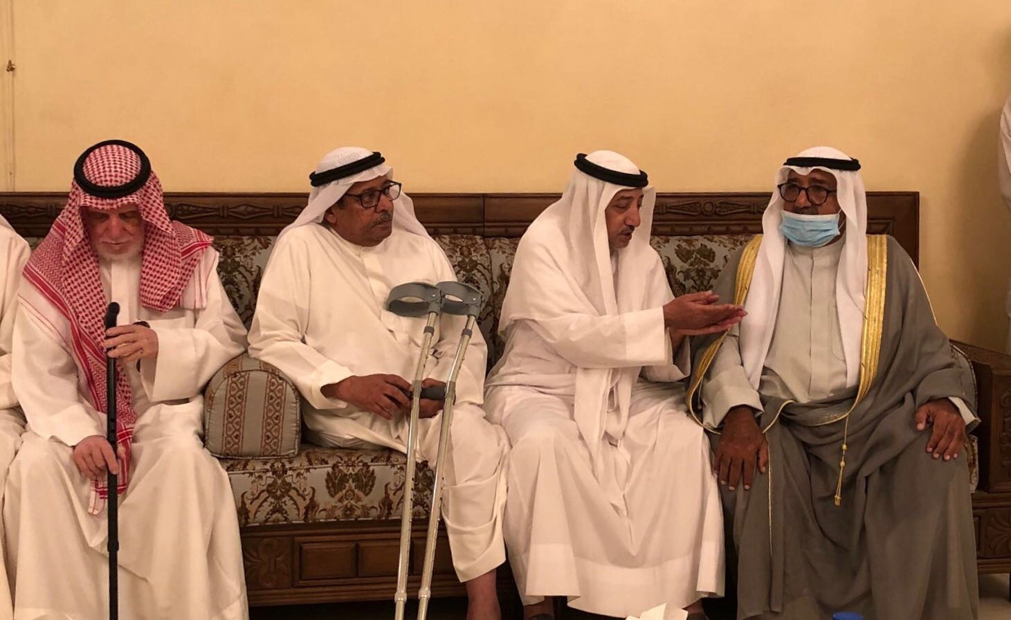 الشيخ ناصر صباح الأحمد معزيا ذوي أحد الفقيدين﻿
