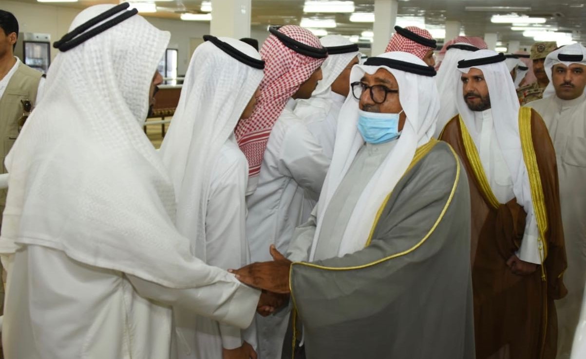 الشيخ ناصر صباح الأحمد يقدم واجب العزاء ويبدو الشيخ عبدالله ناصر صباح الأحمد﻿