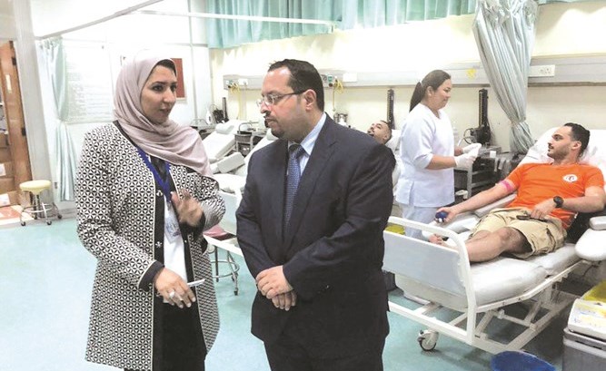 د. فواز الرفاعي مع د. حنان العوضي خلال الزيارة ﻿
