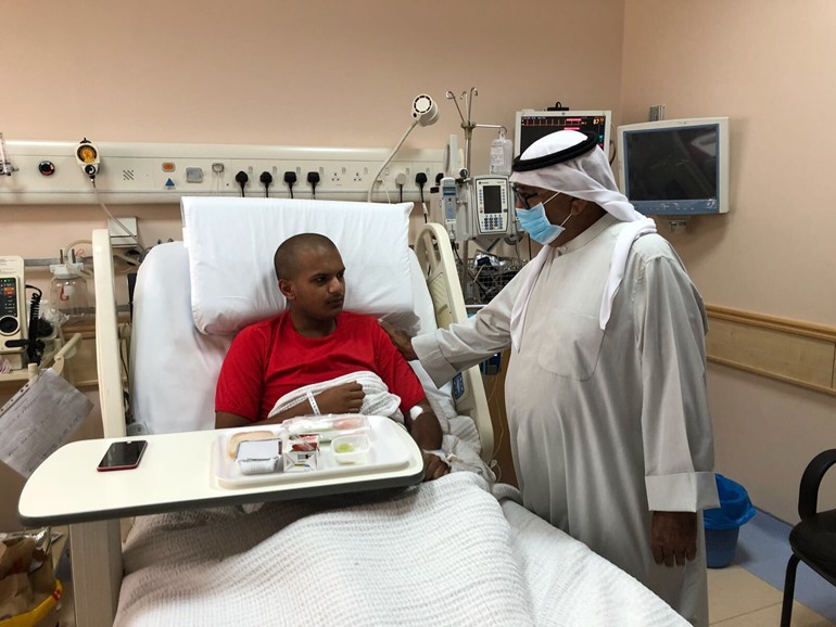 النائب الأول زار مستشفيي جابر الأحمد والصباح للاطمئنان على أبنائه الطلبة الضباط من كلية علي الصباح