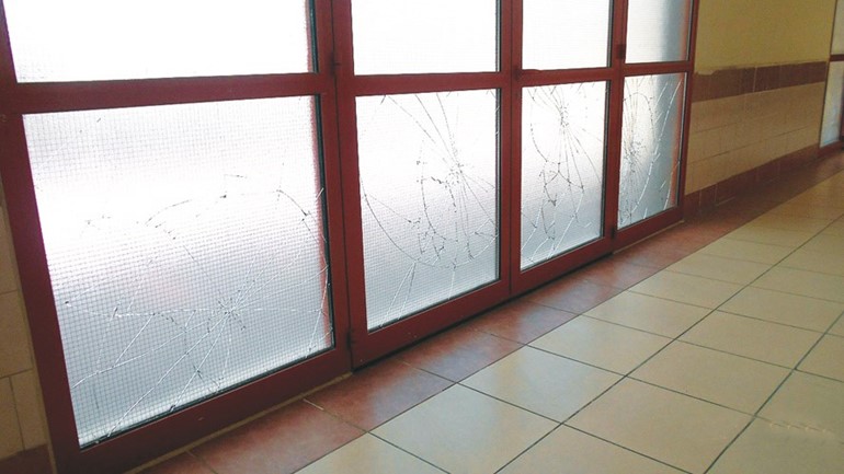 الزجاج المتصدع خطر على الطلبة﻿