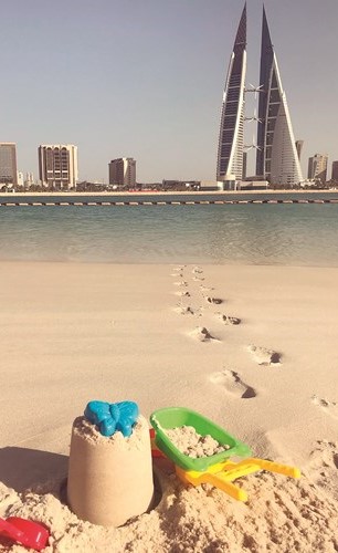 عطلة صيفية لا تنسى في فندق فورسيزونز خليج البحرين تحت أشعة الشمس الذهبية