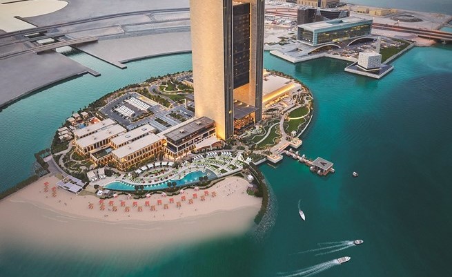 عطلة صيفية لا تنسى في فندق فورسيزونز خليج البحرين تحت أشعة الشمس الذهبية