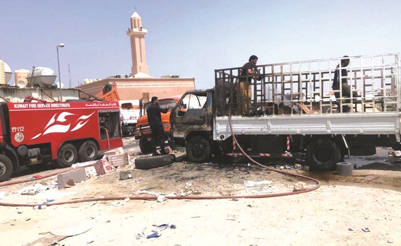 رجال الاطفاء خلال التعامل مع حريق الشاحنة﻿