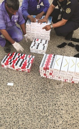 المضبوطات اثناء اخراجها من المركبة﻿