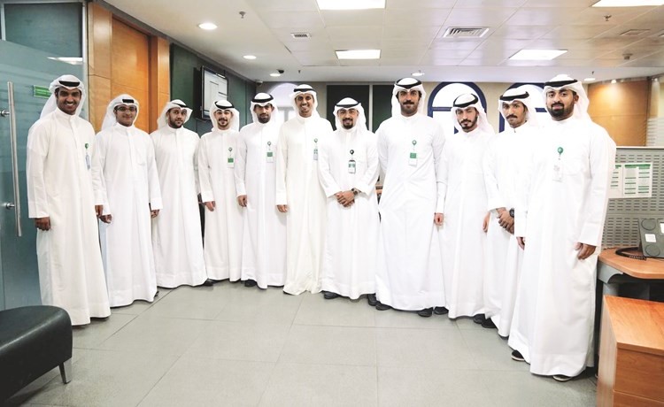 صورة جماعية لعدد من الموظفين العاملين أثناء الإجازة﻿
