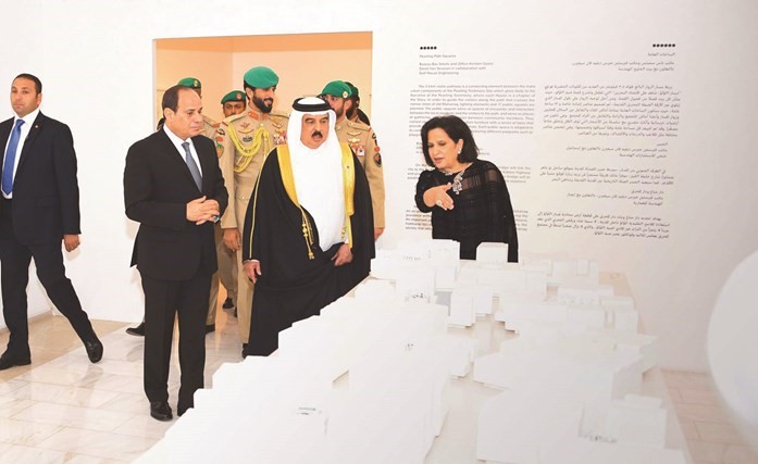 عاهل البحرين الملك حمد بن عيسى آل خليفة والرئيس عبدالفتاح السيسي خلال زيارتهما لمتحف البحرين الوطني في المنامة أول من أمس﻿