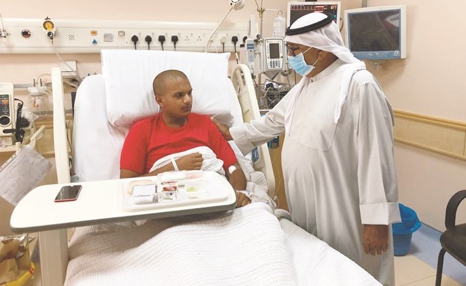 النائب الأول لرئيس مجلس الوزراء ووزير الدفاع الشيخ ناصر صباح الأحمد مطمئنا على أحد الطلبة الضباط في المستشفى﻿
