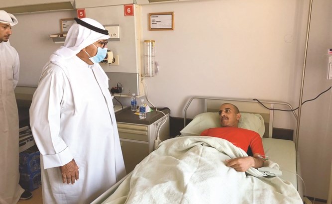 الشيخ ناصر صباح الأحمد خلال زيارة الطلبة الضباط في المستشفى﻿