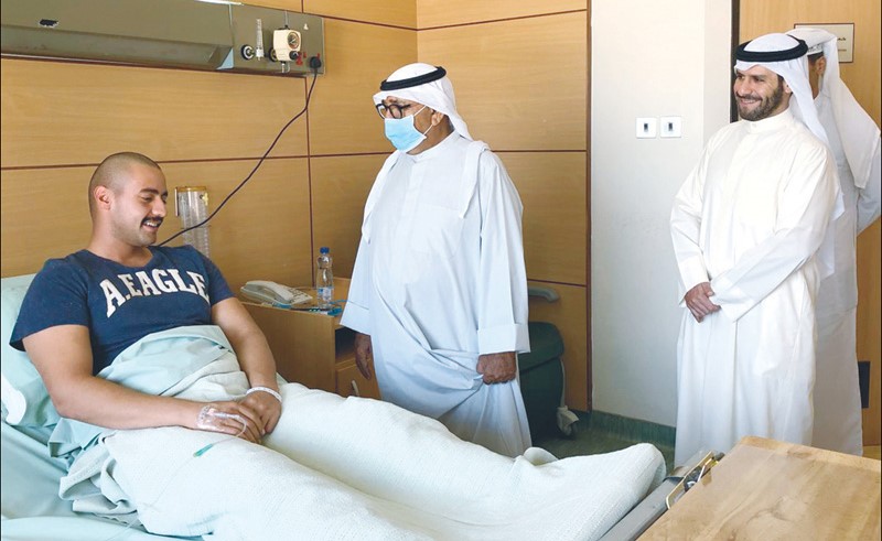 الشيخ ناصر صباح الأحمد يطمئن على الحالة الصحية لأحد الطلبة ومعه الشيخ عبدالله ناصر صباح الأحمد