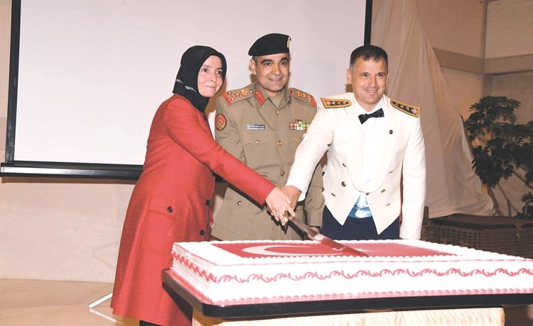 العميد الركن محمد العنزي والسفير التركية عائشة كويتاك خلال قطع كيكة الاحتفال (محمد هاشم)﻿