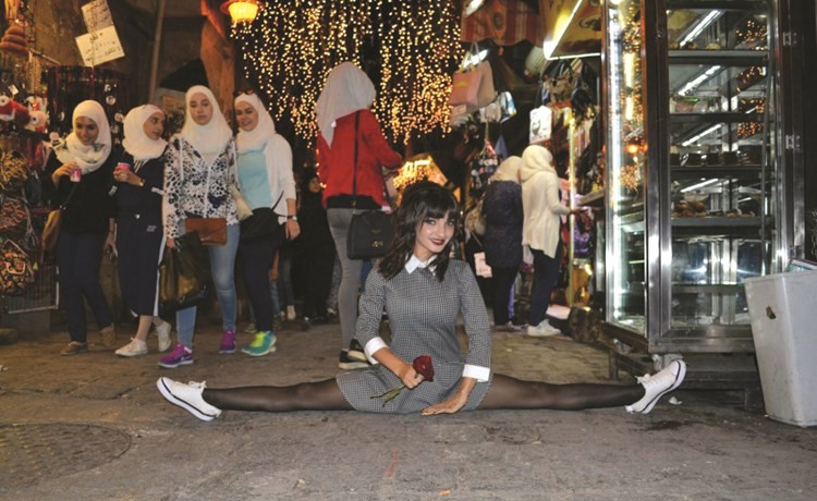 يارا خضير تمارس الباليه في شوارع دمشق﻿