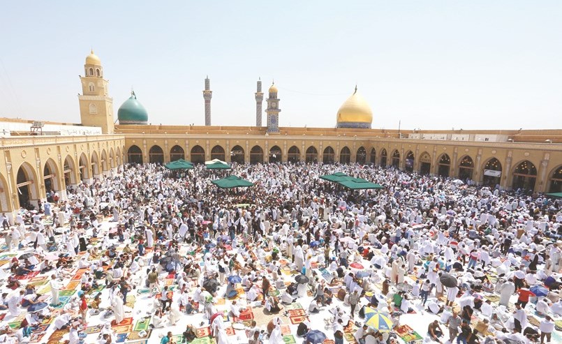 الالاف من اتباع التيار الصدري خلال الصلاة المليونية في مسجد الكوفة التاريخي قرب النجف أمس	(رويترز) ﻿