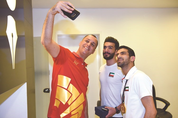 سلفي بين كابتن جابر حماد والبطلين علي الشطي واحمد المسفر﻿