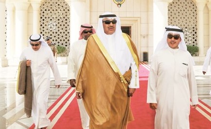 الشيخ صباح الخالد لدى مغادرته إلى واشنطن وفي وداعه الشيخ د.أحمد ناصر المحمد﻿