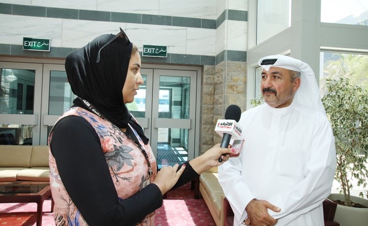 د.أحمد الشطي متحدثا للزميلة آلاء خليفة	(زين علام)﻿