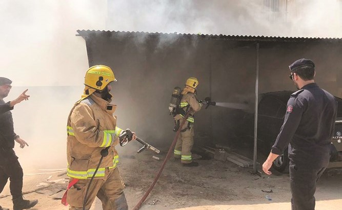 رجال الإطفاء يتعاملون مع الحريق﻿