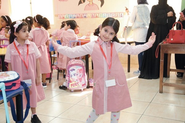 فرحة طفلة باستقبال العام الدراسي (زين علام)