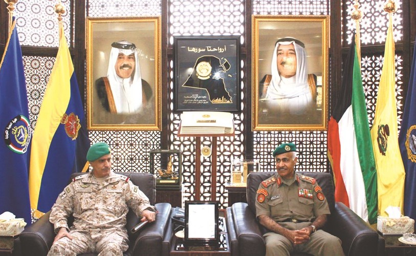 الفريق الركن محمد الخضر خلال استقباله اللواء الركن عبدالعزيز البلوي﻿