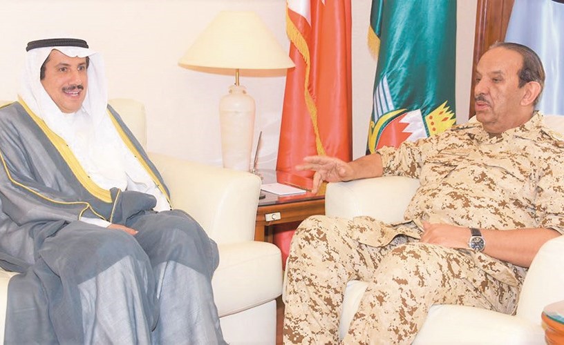 المشير الركن الشيخ خليفة بن أحمد يستقبل سفيرنا لدى البحرين الشيخ عزام الصباح	﻿