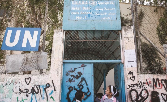 تلميذات فلسطينيات يخرجن من مدرسة تابعة للأونروا في مخيم عسكر للاجئين شرق نابلس	(أ.ف.پ)﻿