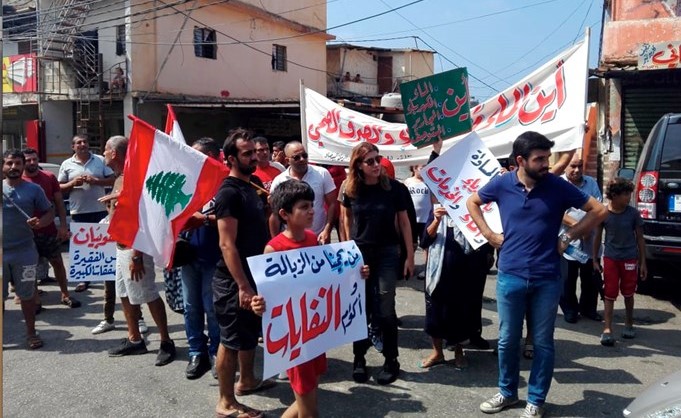 اهالي منطقة السان سيمون في الجناح خلال وقفة تحذيرية بمشاركة النائبة بولا يعقوبيان للمطالبة بإعادة المياه الى المنطقة	(محمود الطويل)﻿