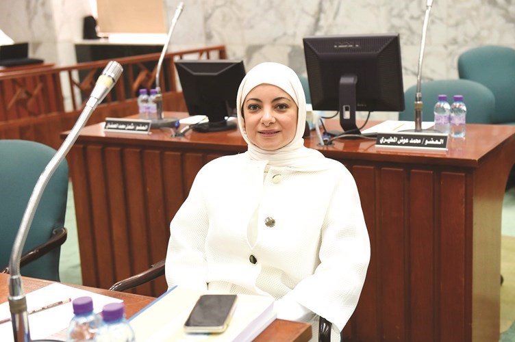  ﻿مها البغلي تتابع فعاليات الجلسة﻿