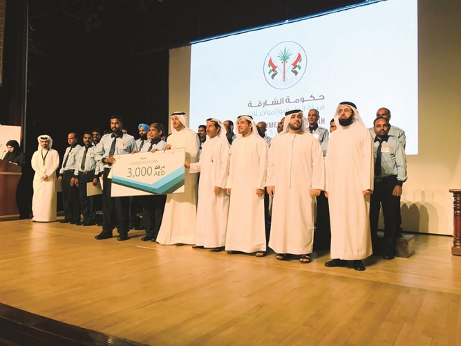 فهد العوضي والقياديون في حكومة إمارة الشارقة خلال تكريم السائقين﻿