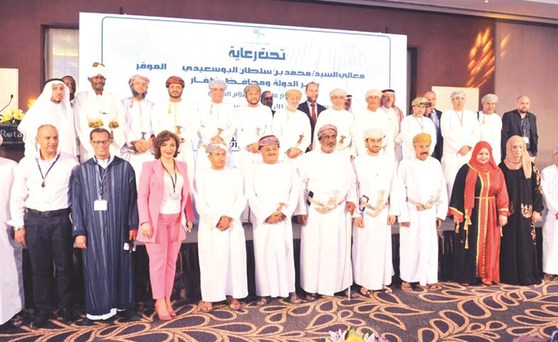 صورة تذكارية مع المتدربين بحضور وكيل وزارة الإعلام العمانية علي الجابري﻿