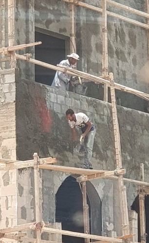 أحد المواقع الذي خالف قرار حظر العمل وقت الظهيرة﻿