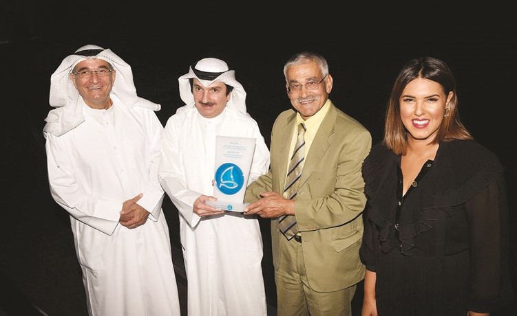 د.عدنان شهاب الدين وعبدالمجيد الشطي ورنا النيباري يكرمون شفيق السيد عمر(متين غوزال) ﻿