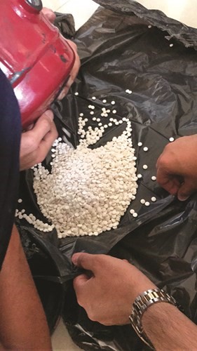 حبوب الكبتاغون بعد تفريغها من احدى الاسطوانات﻿