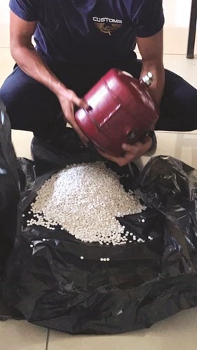 اسطوانة هواء وقد لغمت بكميات كبيرة من الحبوب﻿