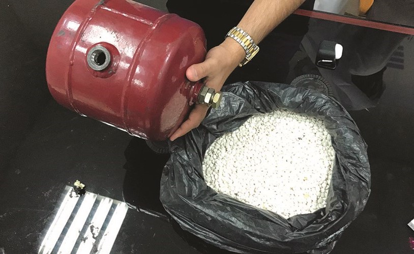 احدى الاسطوانات بعد تفكيكها وتفريغها من الحبوب المخدرة﻿
