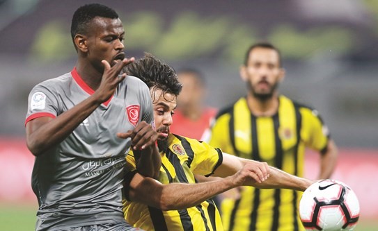 لاعب الدحيل مونتاري يسجل هدف الفوز في مرمى قطر﻿