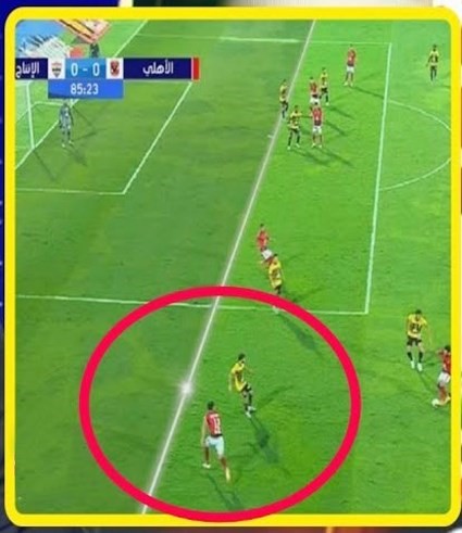 لقطة تظهر خطأ قرار تسلل لاعب الأهلي والذي تسبب في إلغاء هدف صحيح﻿